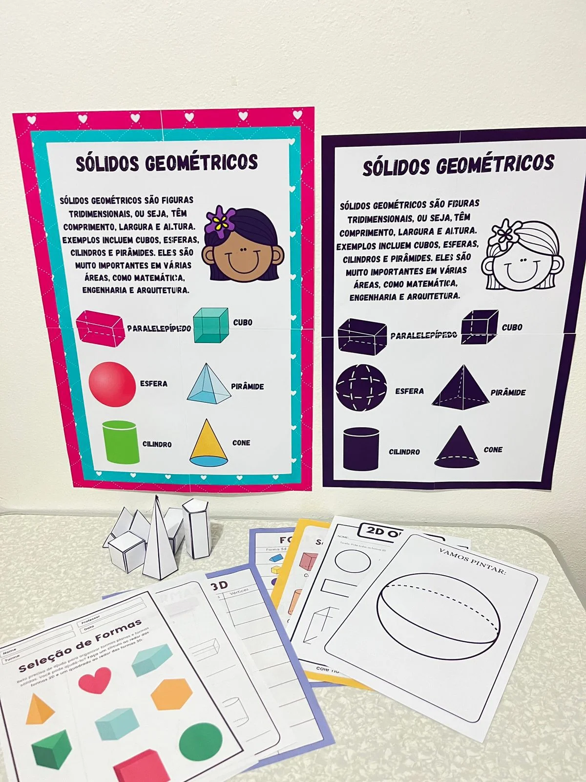 Capa de Arquivo Pedagógico de Sólidos Geométricos – Cartaz + Figuras para Montar + Atividades