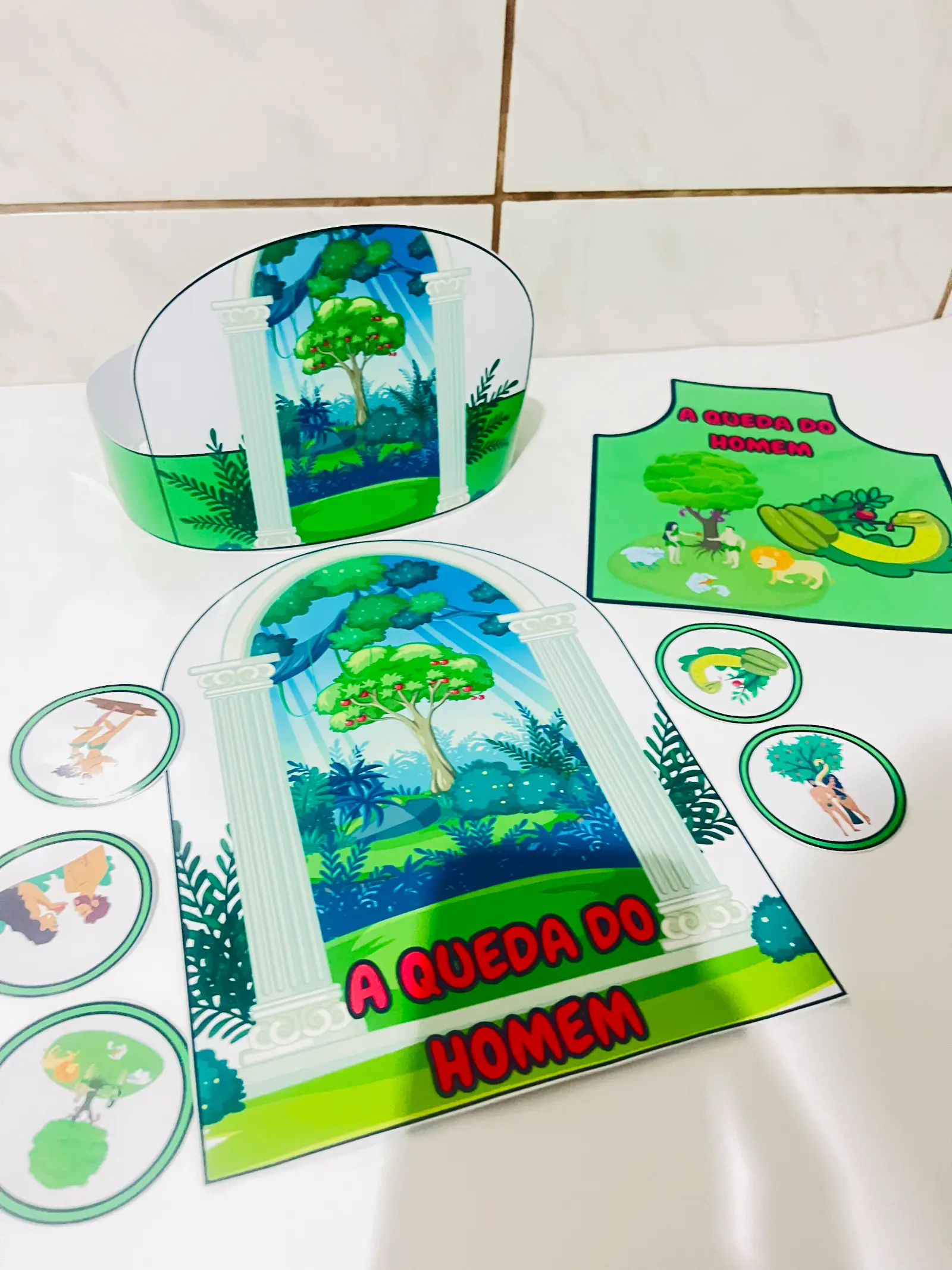 Capa de A Queda do Homem – Contação com Luva, Coroa e Avental