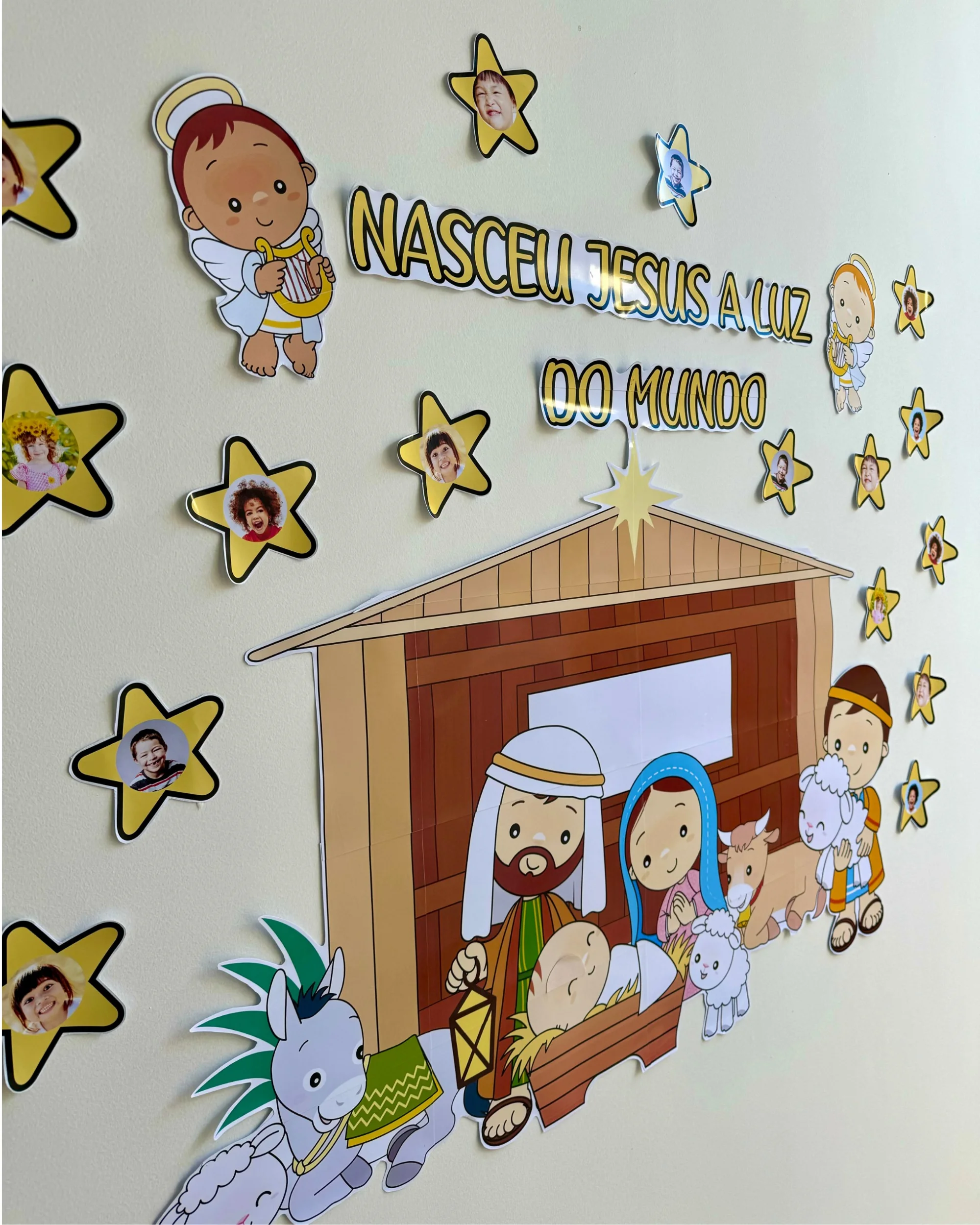 Imagem da galeria 1 de Painel de Natal com Presépio e Fotos das Crianças para Imprimir