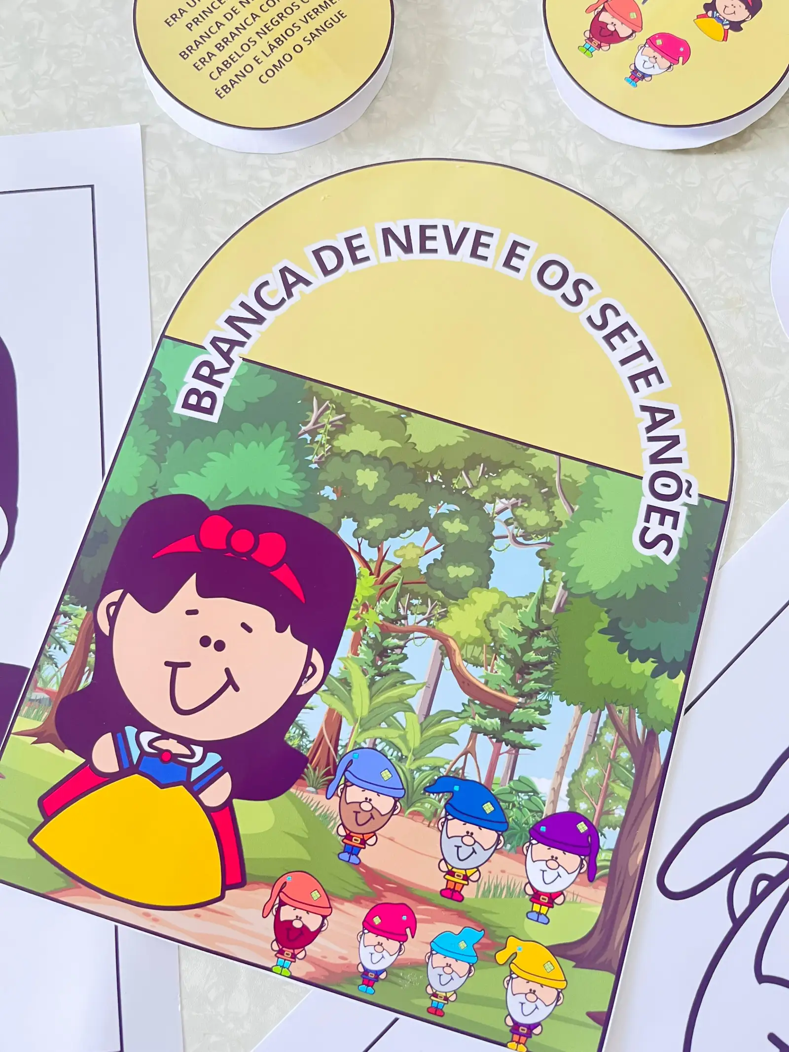 Imagem da galeria 1 de “História na Luva da Branca de Neve” – PDF para Imprimir