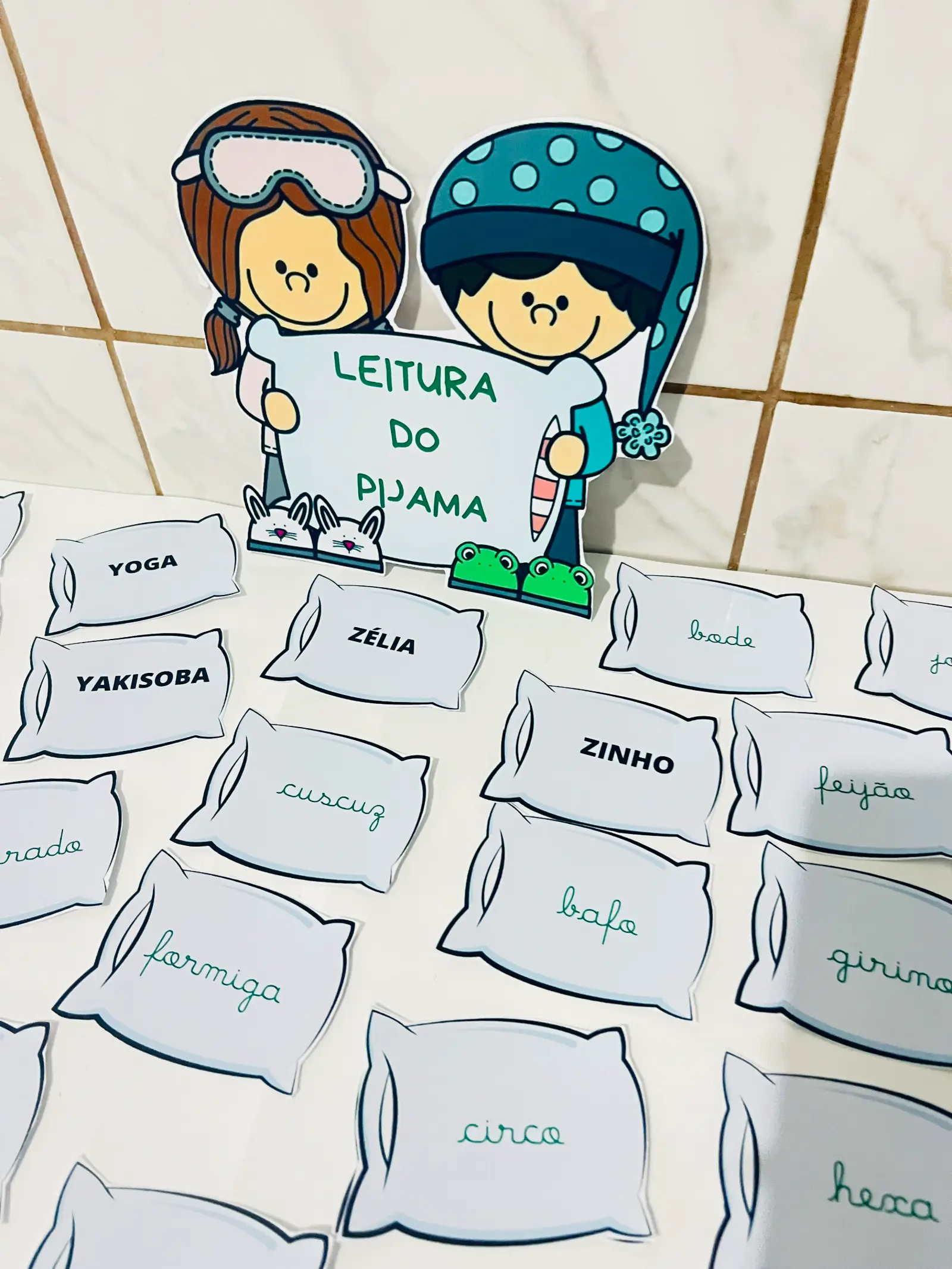 Capa de Leitura do Pijama — palavras nos travesseiros!
