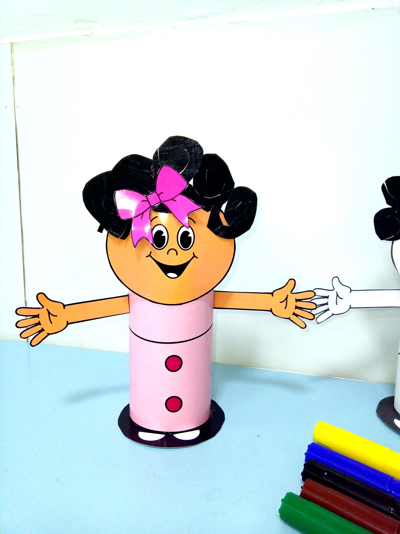 Capa de Boneca Menina Bonita do Laço de Fita em Papel 3D