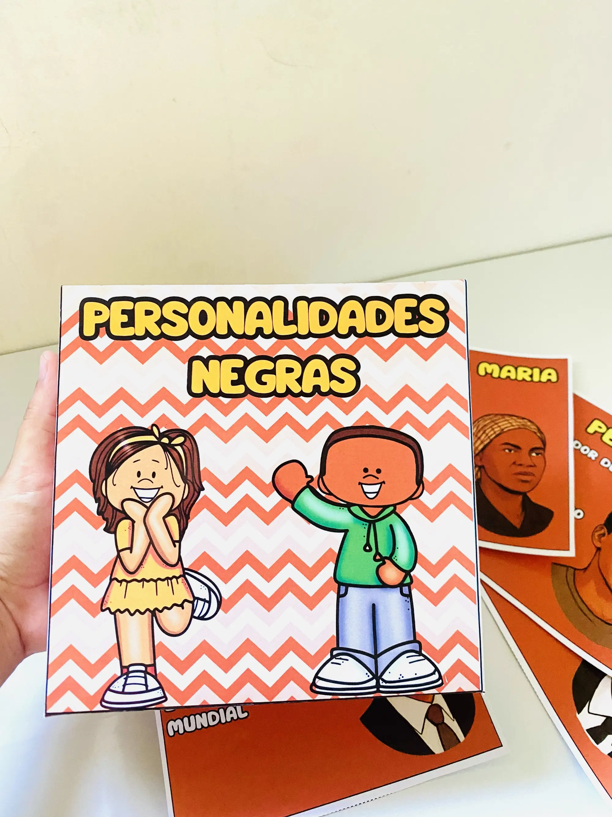 Imagem da galeria 2 de Caixa de Personalidades Negras para Trabalhar a Consciência Negra
