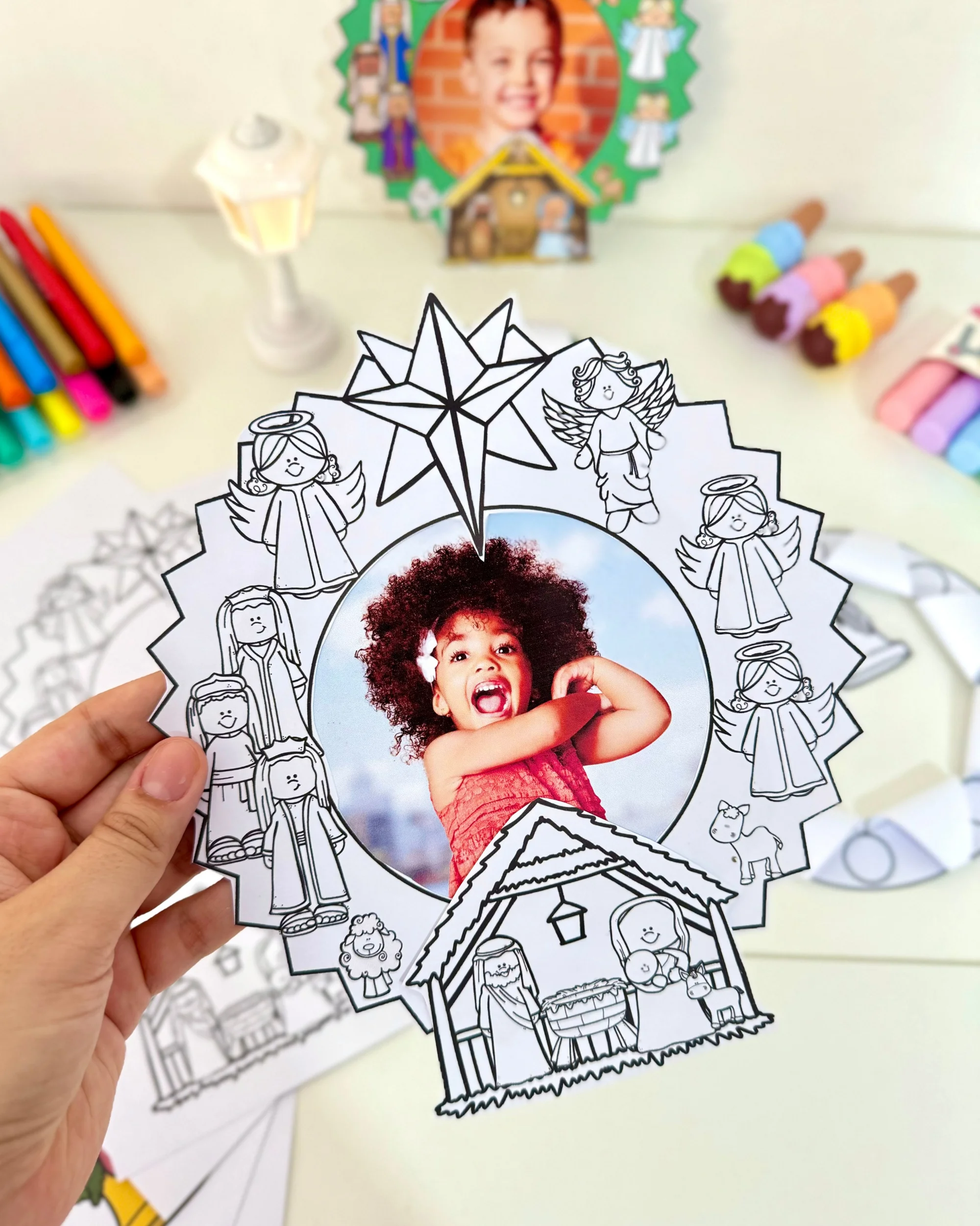 Capa de Atividades de Natal em Formato de Guirlanda para Educação Infantil