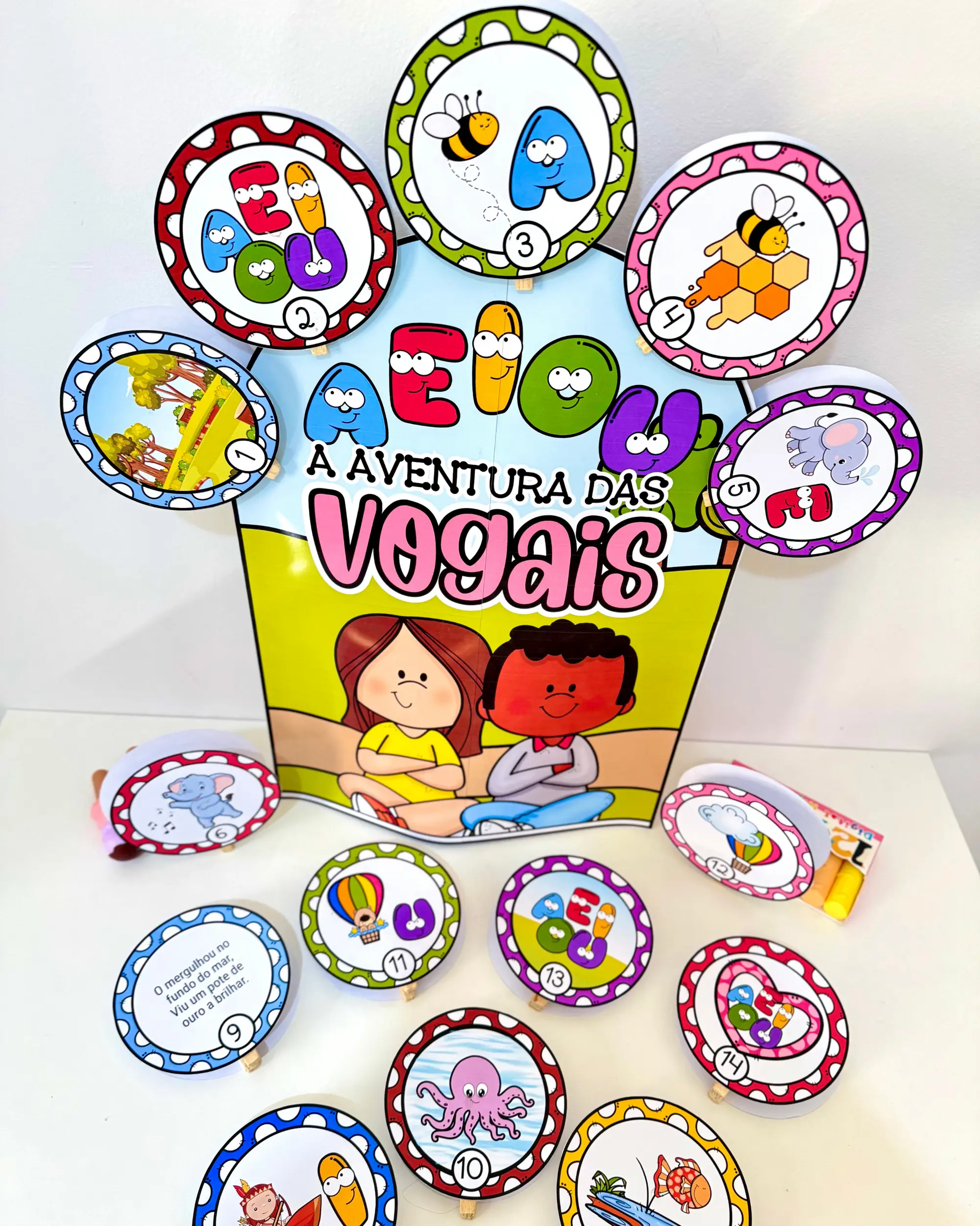 Capa de Luva Gigante “A Aventura das Vogais” para Educação Infantil e Anos Iniciais