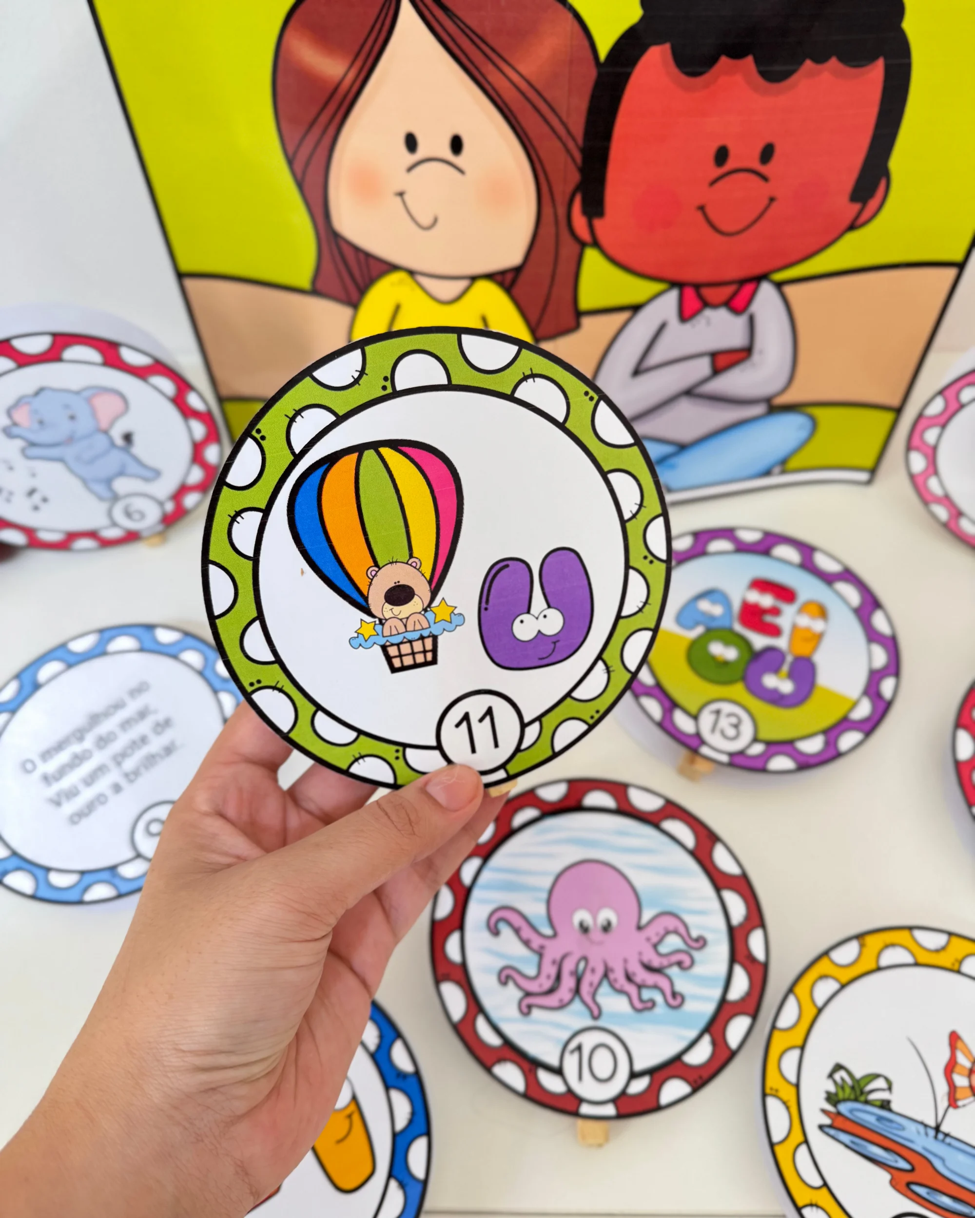 Imagem da galeria 1 de Luva Gigante “A Aventura das Vogais” para Educação Infantil e Anos Iniciais