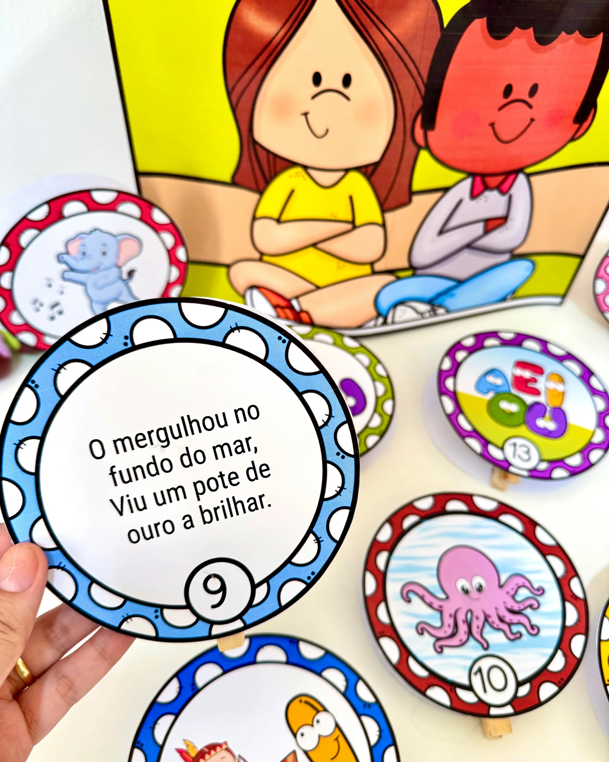 Imagem da galeria 2 de Luva Gigante “A Aventura das Vogais” para Educação Infantil e Anos Iniciais