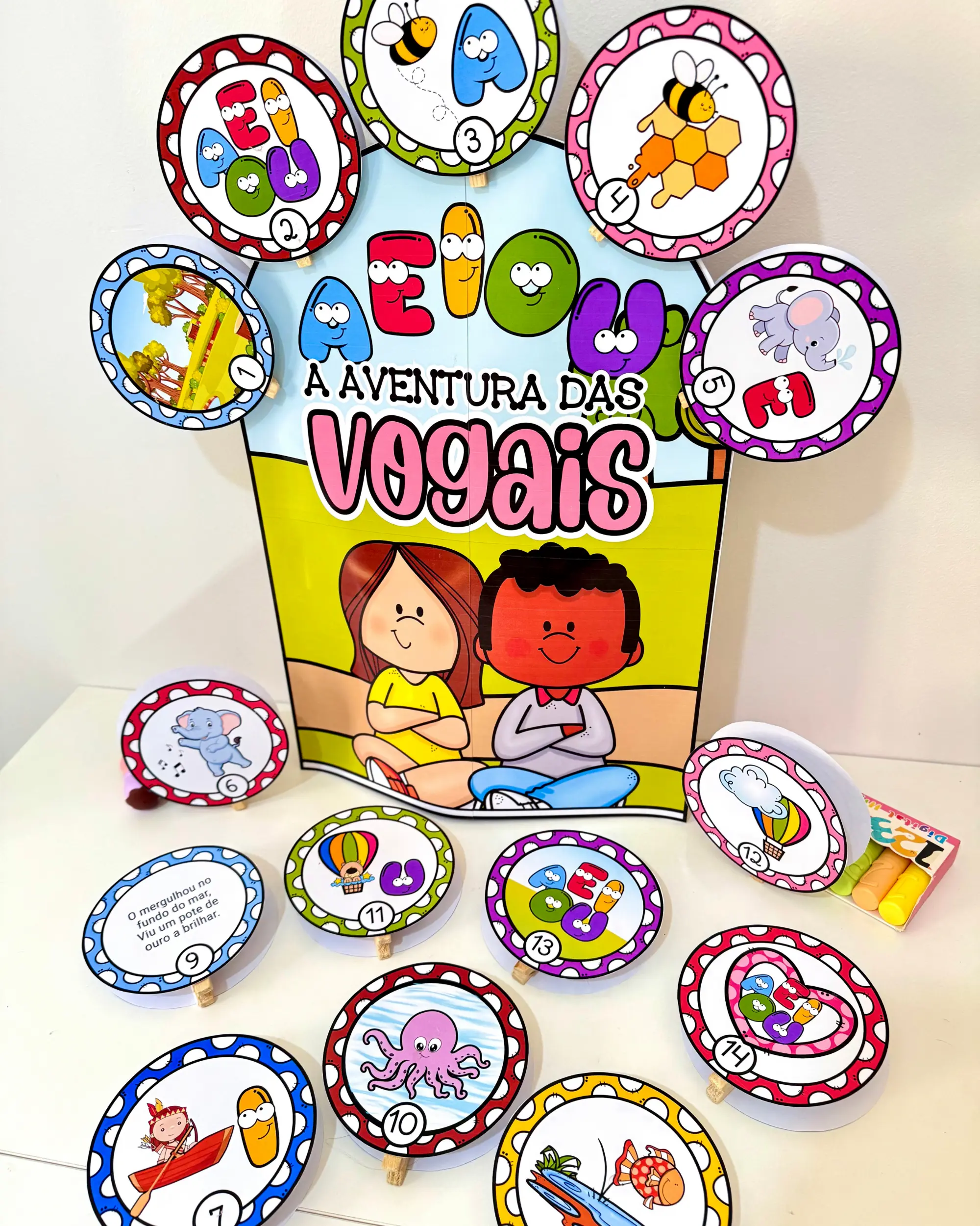 Imagem da galeria 3 de Luva Gigante “A Aventura das Vogais” para Educação Infantil e Anos Iniciais